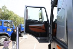 中国重汽 豪曼M5中卡 290马力 4X2 5.4米厢式载货车