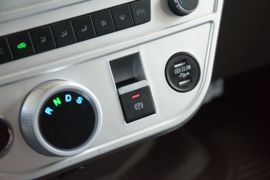 骏航ES8&nbsp;电动封闭厢货驾驶室图片