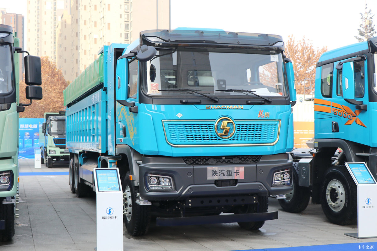 陕汽重卡 龙骁 菁英版 530马力 8X4 7.6米CNG自卸车