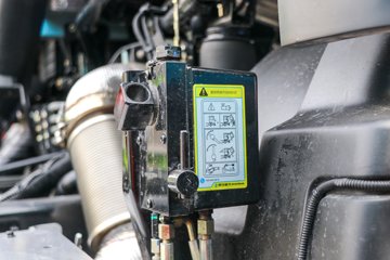 �����ؿ� ����X5000 ݼӢ�� 630���� 8X4 8.6��LNG��ж��ͼƬ