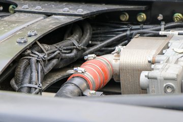 �����ؿ� ����X5000 ݼӢ�� 630���� 8X4 8.6��LNG��ж��ͼƬ