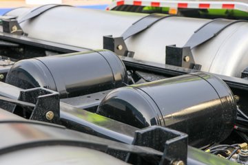 �����ؿ� ����X5000 ݼӢ�� 630���� 8X4 8.6��LNG��ж��ͼƬ