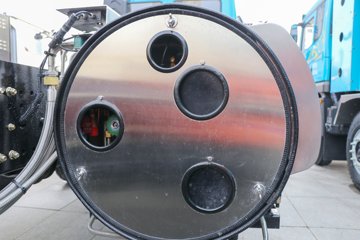 �����ؿ� ����X5000 ݼӢ�� 630���� 8X4 8.6��LNG��ж��ͼƬ