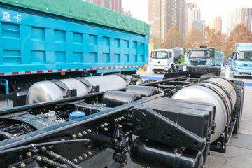 �����ؿ� ����X5000 ݼӢ�� 630���� 8X4 8.6��LNG��ж��ͼƬ