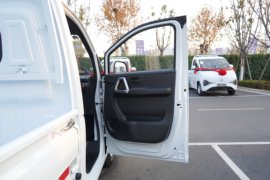 EV90 电动载货车内饰图片