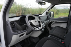 中国重汽 先锋官V 2024款 线路版 160马力 2.0T柴油 7座自动 中轴中顶轻客