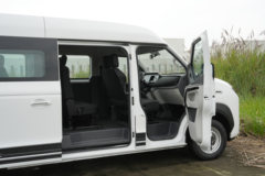 中国重汽 先锋官V 2024款 线路版 160马力 2.0T柴油 7座自动 中轴中顶轻客