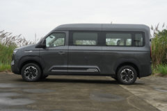 中国重汽 先锋官V 2024款 商旅版 160马力 2.0T柴油 9座自动 中轴中顶轻客