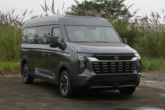 中国重汽 先锋官V 2024款 商旅版 160马力 2.0T柴油 9座自动 中轴中顶轻客