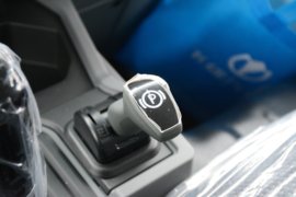 飞碟EW7&nbsp;电动冷藏车驾驶室图片