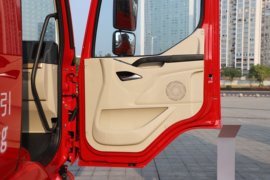 乘龙H5&nbsp;中置轴车辆运输车驾驶室图片