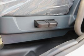 东风柳汽底盘&nbsp;粉粒物料运输车驾驶室图片