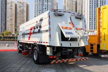 新乘龙M3&nbsp;扫路车外观图片