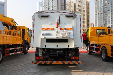 新乘龙M3&nbsp;扫路车外观图片