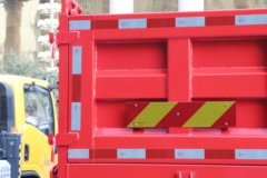 陕汽商用车 德龙G1 4.2L柴油 200马力 4X2 法士特8档 4米排半自卸车