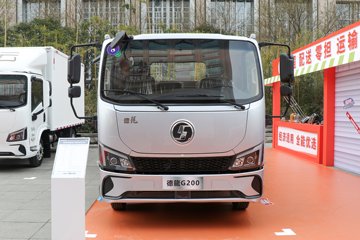 陕汽德龙G200 2.5L柴油 176马力 法士特8档 3600轴距 3.82米排半仓栅式轻卡