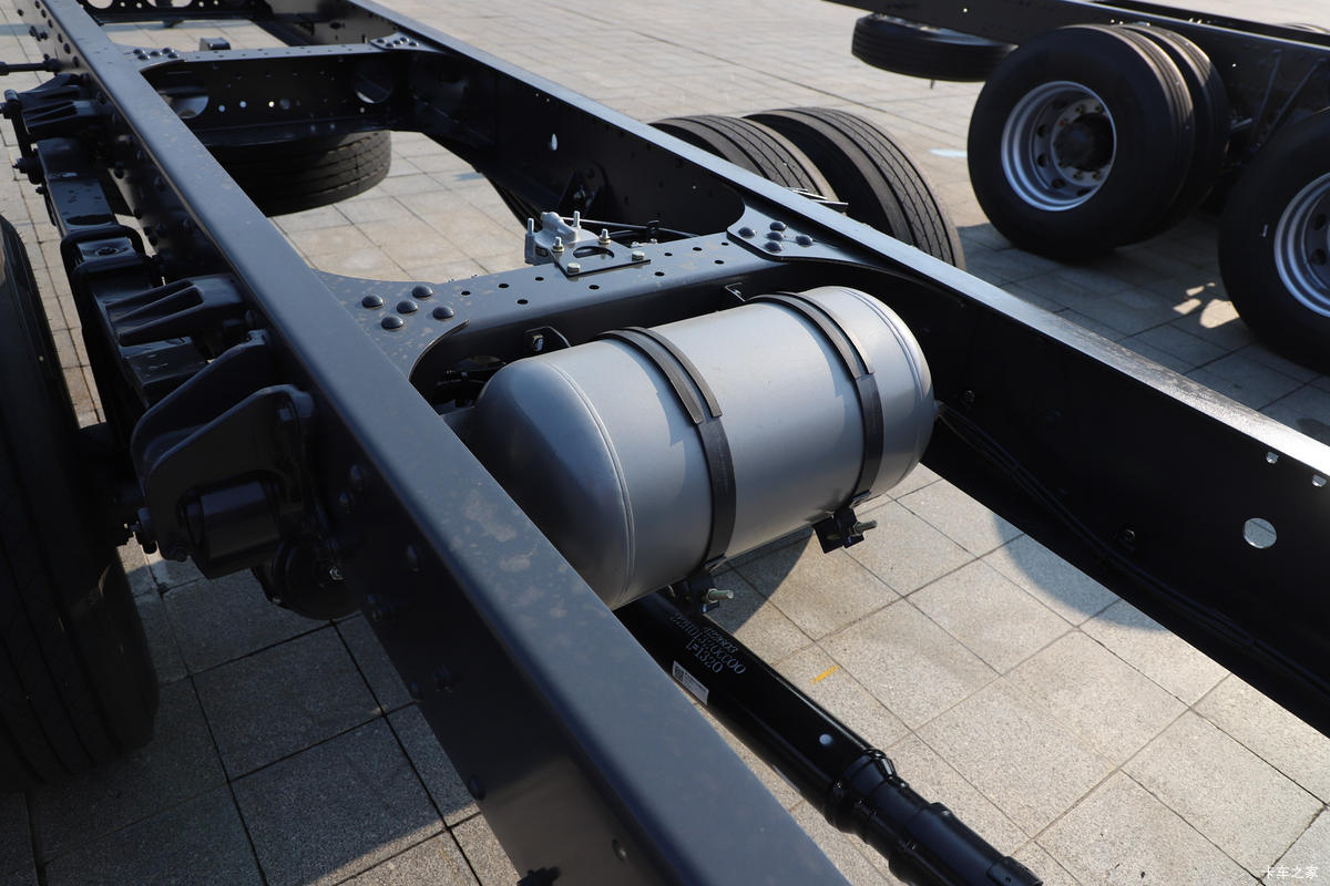 快递运输也可以更高效 更舒适 这台乘龙H7Pro就给了我们全新答案!