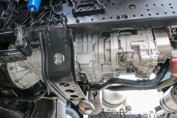 �������ó� ����Q300S 14.8L LNG 520���� 6X4 ��ʿ��12�� ǣ����ͼƬ