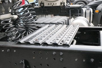 �������ó� ����Q300S 14.8L LNG 520���� 6X4 ��ʿ��12�� ǣ����ͼƬ