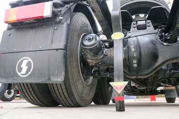 �������ó� ����Q300S 14.8L LNG 520���� 6X4 ��ʿ��12�� ǣ����ͼƬ