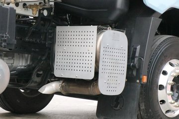 �������ó� ����Q300S 14.8L LNG 520���� 6X4 ��ʿ��12�� ǣ����ͼƬ