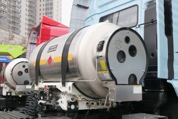 �������ó� ����Q300S 14.8L LNG 520���� 6X4 ��ʿ��12�� ǣ����ͼƬ