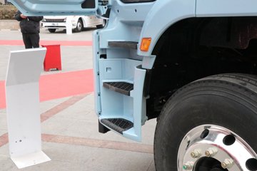 �������ó� ����Q300S 14.8L LNG 520���� 6X4 ��ʿ��12�� ǣ����ͼƬ