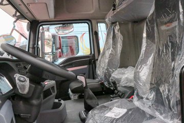 �������ó� ����Q300S 14.8L LNG 520���� 6X4 ��ʿ��12�� ǣ����ͼƬ