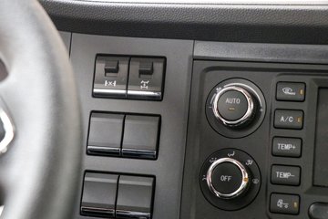 �������ó� ����Q300S 14.8L LNG 520���� 6X4 ��ʿ��12�� ǣ����ͼƬ