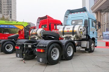 �������ó� ����Q300S 14.8L LNG 520���� 6X4 ��ʿ��12�� ǣ����ͼƬ