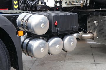 �������ó� ����Q300S 14.8L LNG 540���� 6X4 ��ʿ��12�� �߶�˫�� ǣ����ͼƬ