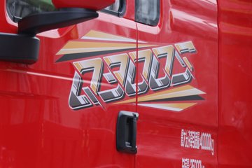 �������ó� ����Q300S 14.8L LNG 540���� 6X4 ��ʿ��12�� �߶�˫�� ǣ����ͼƬ