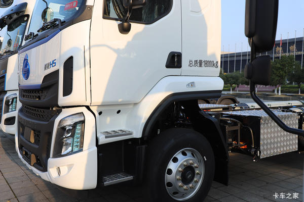 东风柳汽 乘龙H5 270马力 4X2 6.8米厢式载货车(LZ5180XXYH5AC8)