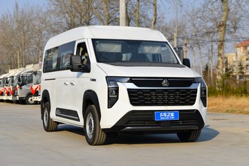 中国重汽 先锋官V 2024款 线路版 140马力 2.0T柴油 7座手动 中轴中顶轻客