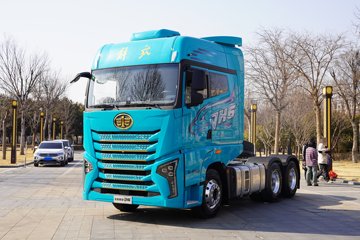 青岛解放JH6 智行版 12.5L柴油 520马力 6X4 一汽解放12档 435升级桥 牵引车