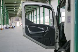 飞碟漫天飞&nbsp;电动载货车驾驶室图片