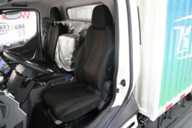 飞碟漫天飞&nbsp;电动载货车驾驶室图片