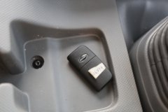庆铃五十铃KV100 2.5L柴油 131马力 4X2 五十铃6档 3.79米排半厢式轻卡