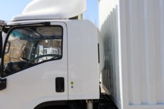 庆铃 五十铃700P 189马力 4X2 6.688米排半厢式载货车