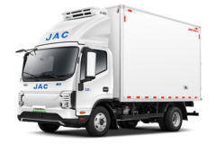 江淮帅铃ES9 4X2 4.015米单排纯电动冷藏车 140.41kWh