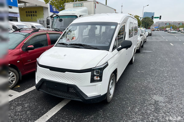 予风汽车 黄金仓 2.4T 6座 5.43米纯电动轻客(快慢充版)53.58kWh