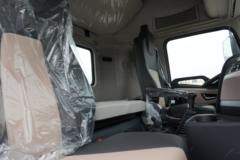 东风商用车 天锦KR PLUS 280马力 4X2 6.8米LNG厢式载货车