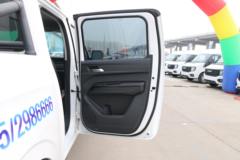 江铃 宝典 2025款 2.5T柴油 160马力 自动两驱 标轴双排皮卡