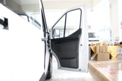 江铃汽车 全顺T8 2024款 多功能版 174马力 2.3T柴油 6座 短轴中顶轻客