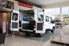 江铃汽车 全顺T8 2024款 多功能版 174马力 2.3T柴油 6座 短轴中顶轻客