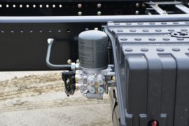 东风天龙KL&nbsp;电源车底盘图片