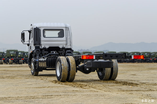 东风商用车 天锦KR中卡 舒适版 260马力 6X2 6.8米厢式载货车(DFH5250XXYE)
