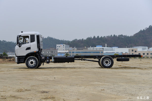 东风商用车 天锦KR中卡 舒适版 260马力 6X2 6.8米厢式载货车(DFH5250XXYE)
