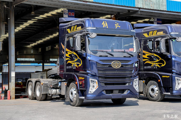青岛解放 鹰途 商务舱 580马力 6X4 LNG自动档牵引车(液缓)
