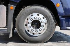 青岛解放 鹰途 商务舱 580马力 6X4 LNG自动档牵引车(液缓)